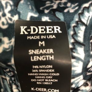 K-DEER size Medium 7/8 sneaker length leggings in fun teal paisley pattern!